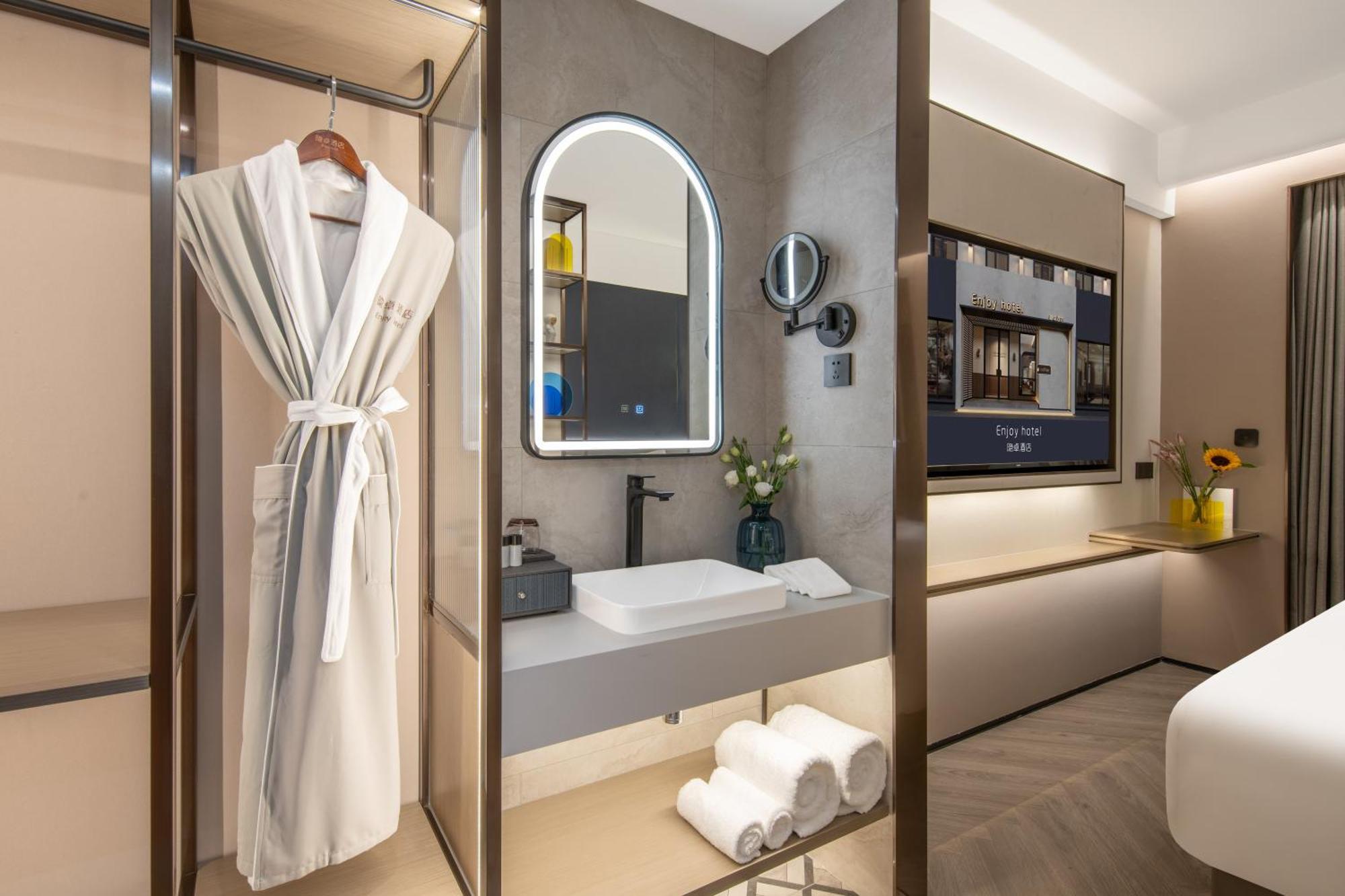 Hotel Enjoy - Provide Free Late Night Supplies,free Fruit,water And Free Breakfast Coffee,near Embassies,agricultural Exhibition Hall,sanlitun,metro Line 10 Tuanjiehu,cbd,cctv,china Zun