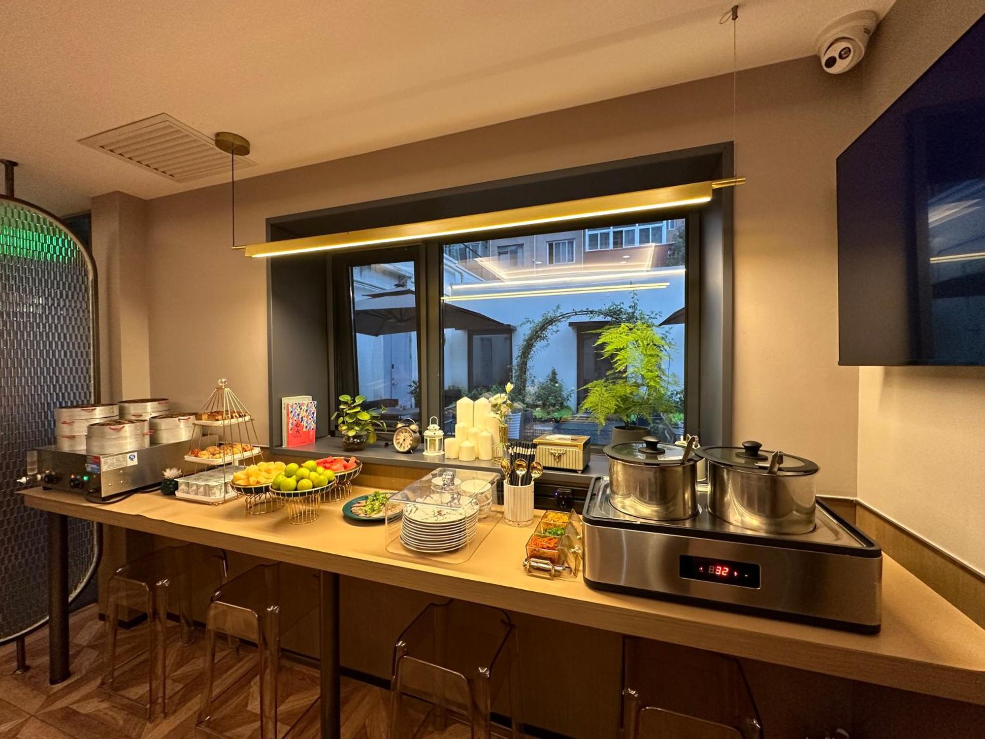 Enjoy - Provide Free Late Night Supplies,free Fruit,water And Free Breakfast Coffee,near Embassies,agricultural Exhibition Hall,sanlitun,metro Line 10 Tuanjiehu,cbd,cctv,china Zun Hotel 4*